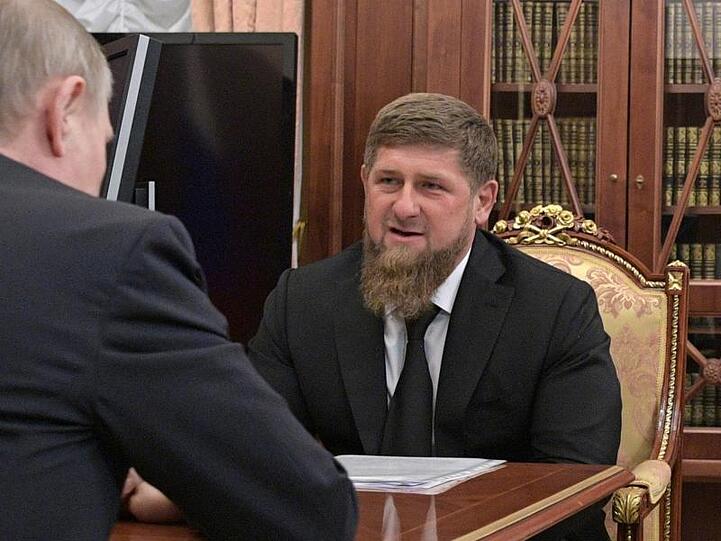 Der tschetschenische Republikchef Ramsan Kadyrow 2017 zu Gast bei Kremlchef Wladimir Putin in Moskau.