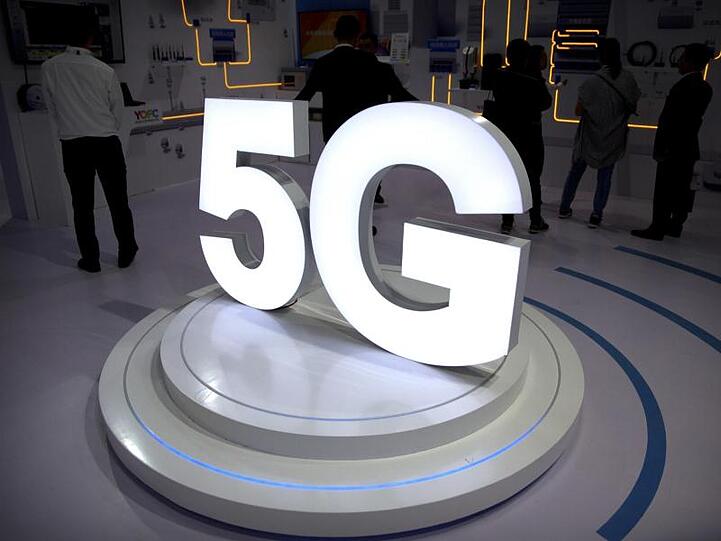 5G ist vor allem für die deutsche Industrie wichtig. Die 5. Mobilfunkgeneration - daher das Kürzel 5G - hat hohe Übertragungsgeschwindigkeiten und Latenzzeiten nahe null.