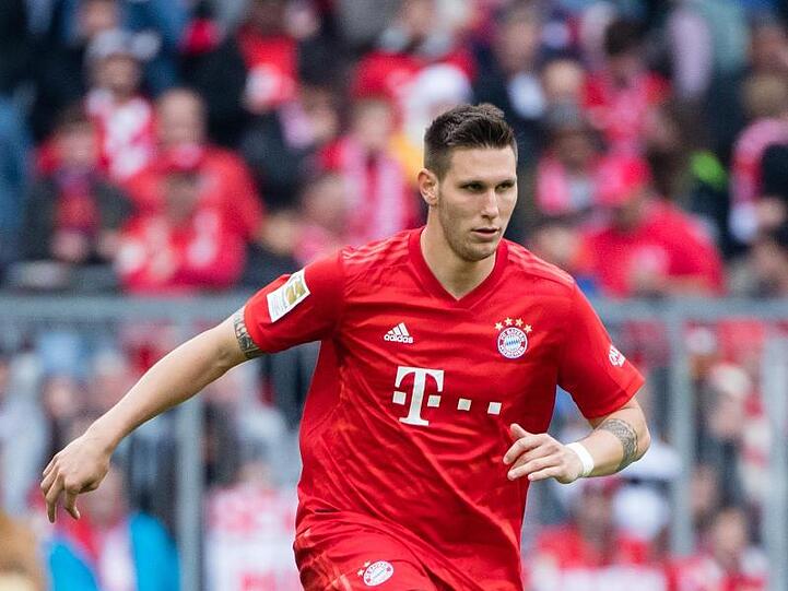 Niklas Süle vom FC Bayern München spielt den Ball. Foto: Matthias Balk/dpa/Archivbild