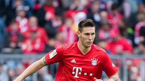 Niklas Süle vom FC Bayern München spielt den Ball. Foto: Matthias Balk/dpa/Archivbild