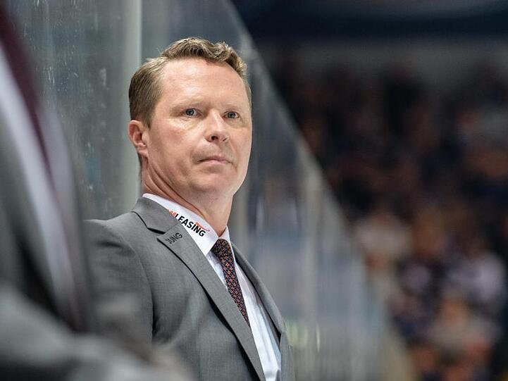 Trainer Mike Stewart von Augsburg verfolgt das Spiel. Foto: Matthias Balk/Archivbild