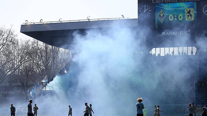 Die Löwen-Fans haben Pyrotechnik im Gäste-Block des Mannheimer Stadions gezündet.