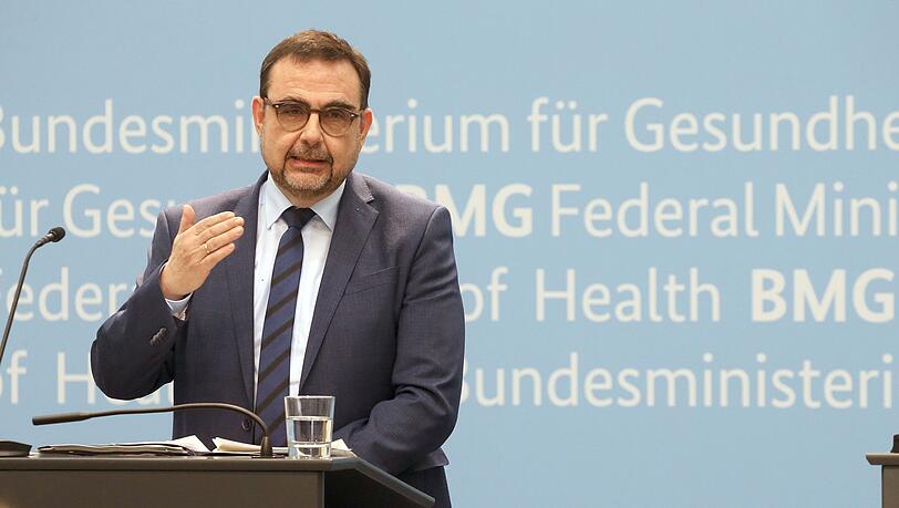Klaus Holetschek (CSU, l-r), Gesundheitsminister von Bayern.