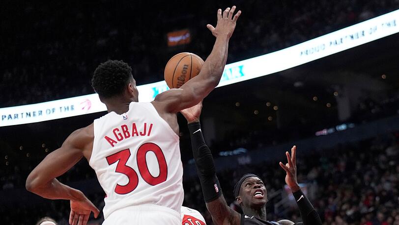 Dennis Schröder (r), Guard der Brooklyn Nets, zieht am Toronto Raptors-Guard Ochai Agbaji vorbei zum Korb.