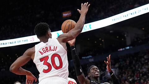 Dennis Schröder (r), Guard der Brooklyn Nets, zieht am Toronto Raptors-Guard Ochai Agbaji vorbei zum Korb.