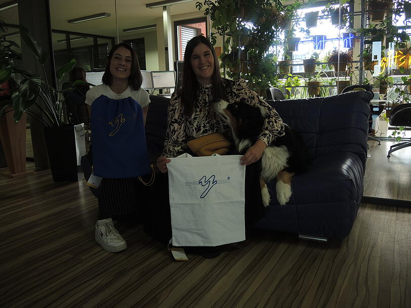 Meriem Ben Hassine (l.) und Andrea Knopf aus der Yorma’s-Kreativabteilung mit „Ferdi“. Meriem Ben Hassine (l.) und Andrea Knopf aus der Yorma’s-Kreativabteilung mit „Ferdi“.