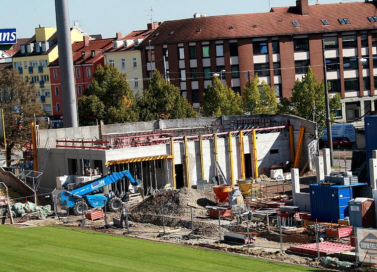 Der Rollrasen wächst an, die Heizung darunter ist installiert, im Juli 2013 soll das alte Grünwalder Stadion dann ein "neues Schmuckstück für alle Fußballfans" sein. Die Bilder vom Baustellenrundgang