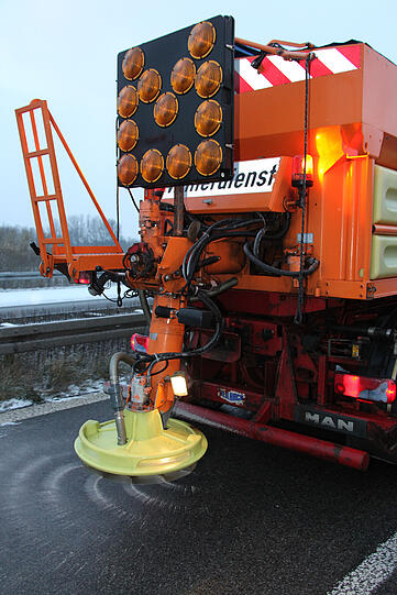 Winter in Bayern: Ein Streufahrzeug ist auf der A94 unterwegs