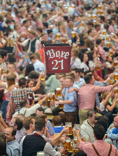 Auf der Wiesn geht?s wieder rund! Seit Samstag feiern die Münchner und Touristen auf der Wiesn. Die besten Wiesn-Bilder vom Samstag.