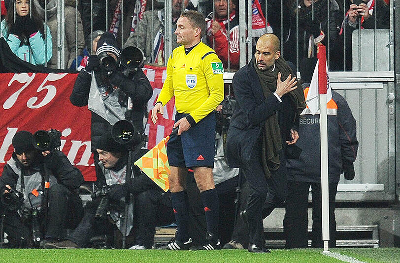 Dann gibt auch Pep auf, dreht ab und macht sich auf den Rückweg Richtung Coaching-Zone, die er ja eigentlich gar nicht verlassen darf.