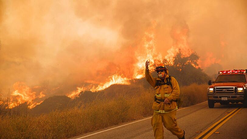 Waldbrände nördlich von Los Angeles haben sich weiter ausgebreitet. Foto: Eugene Garcia Waldbrände nördlich von Los Angeles haben sich weiter ausgebreitet. Foto: Eugene Garcia