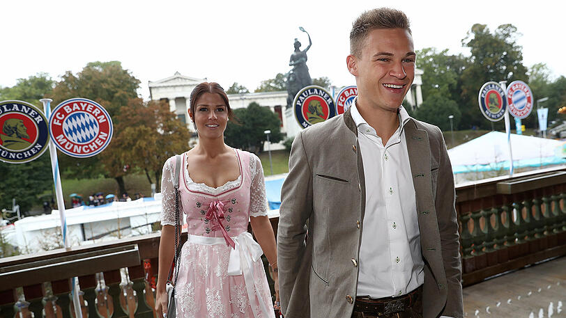 Besuch der Wiesn 2016: Bayern-Profi Joshua Kimmich mit seiner Freundin Lina.