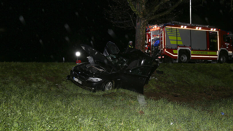 Schreckliche Bilder aus Icking: Der BMW kam von der Straße ab und prallte gegen einen Baum. Zwei 19-jährige Männer starben.
