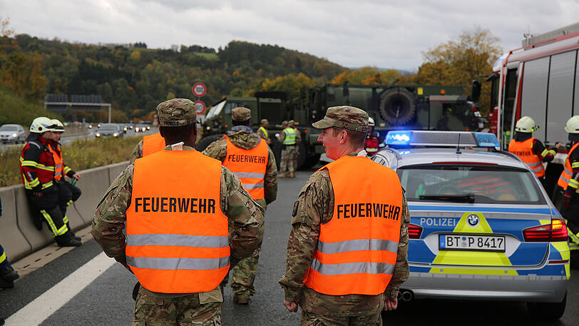 Ein kurioser Unfall der US Army legte am Samstag die A9 lahm. Die Bilder.
