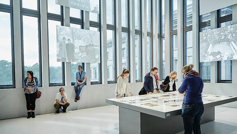 Besucher im NS-Dokumentationszentrum. Besucher im NS-Dokumentationszentrum.