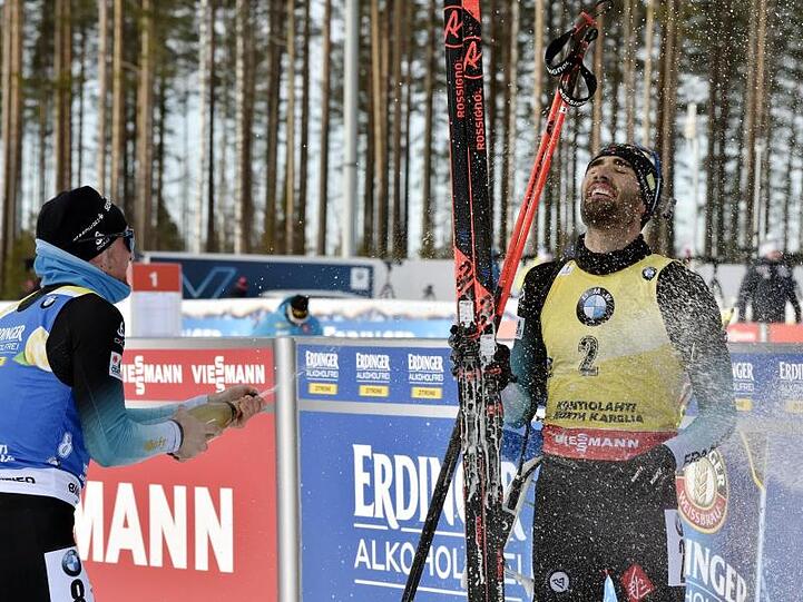 Biathlon-Star Martin Fourcade genoss nach seinem Sieg die Champagner-Dusche.