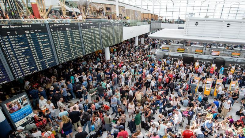 Zahlreiche Fluggäste warten am Flughafen am Terminal 2 auf ihre Flüge. Foto: Matthias Balk/Archiv Zahlreiche Fluggäste warten am Flughafen am Terminal 2 auf ihre Flüge. Foto: Matthias Balk/Archiv