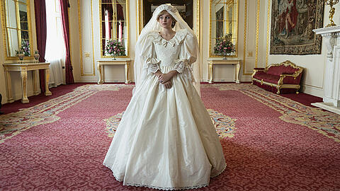 Emma Corrin in der vierten Staffel von "The Crown" als Prinzessin Diana im Brautkleid.