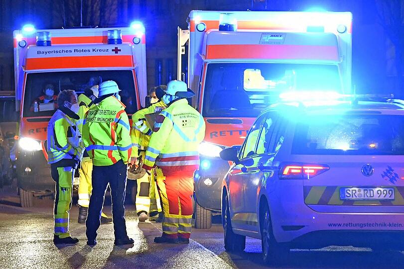 Der Bewohner der verrauchten Wohnung wurde vor Ort von Rettungskräften behandelt.