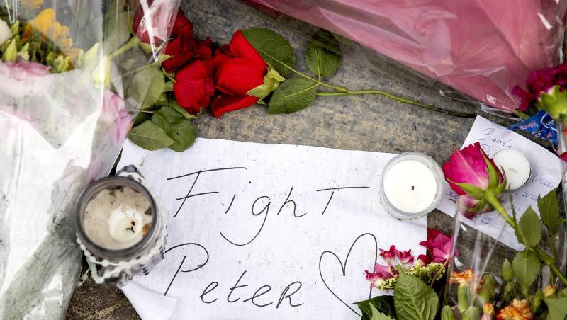 Blumen, Kerzen und eine Botschaft mit "Fight Peter" am Tatort in Amsterdam.