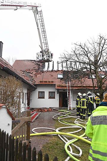 Trotz des schnellen Eingreifens der Feuerwehren brannte der Dachstuhl komplett aus.