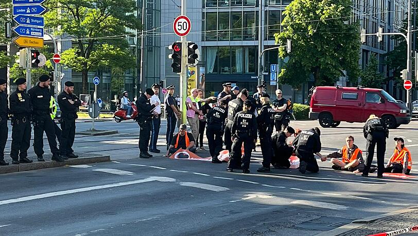 Die Polizei löste die festgeklebten Aktivisten von der Straße.