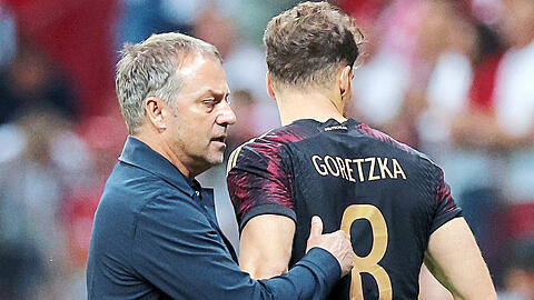 "Er weiß Bescheid über die Gedanken, die ich habe", sagt Bundestrainer Hansi Flick (l.), der Leon Goretzka nicht nominiert.  Christian Charisius/dpa