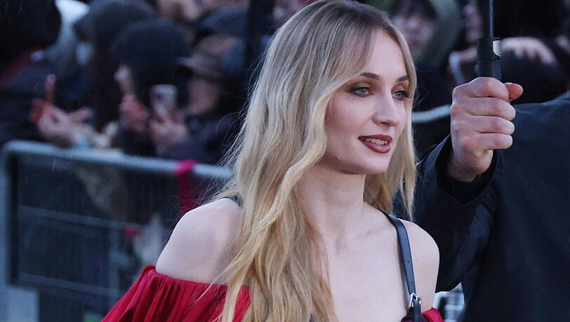 Nach der Trennung von ihrem Ehemann scheint Sophie Turner neues Glück in der Liebe gefunden zu haben.