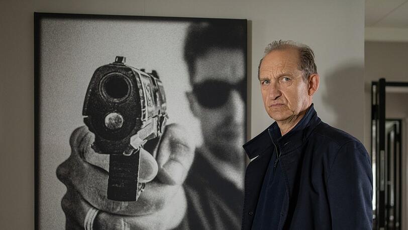 "Nord Nord Mord": Kommissar Carl Sievers (Peter Heinrich Brix) schaut sich im Haus von Leif Conradi um.