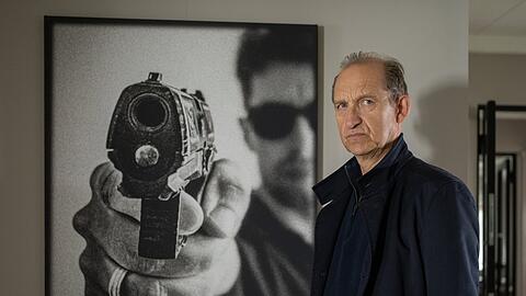 "Nord Nord Mord": Kommissar Carl Sievers (Peter Heinrich Brix) schaut sich im Haus von Leif Conradi um.
