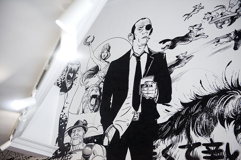 Ein riesiges Wandbild zeigt verschiedene Comicfiguren von M&uuml;nchner K&uuml;nstlern.