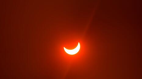 Bei der partiellen Sonnenfinsternis am 12. August &uuml;ber Deutschland wird die Sonne nicht komplett vom Mond verdeckt.