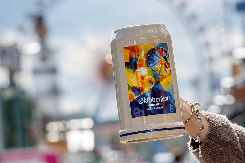 Ein Maßkrug ist ein schönes Souvenir vom Wiesn-Besuch, doch so einfach mitnehmen darf man ihn nicht – auch wenn man Pfand gezahlt hat. Ein Maßkrug ist ein schönes Souvenir vom Wiesn-Besuch, doch so einfach mitnehmen darf man ihn nicht – auch wenn man Pfand gezahlt hat.