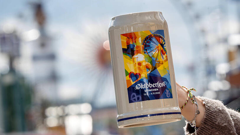 Ein Maßkrug ist ein schönes Souvenir vom Wiesn-Besuch, doch so einfach mitnehmen darf man ihn nicht – auch wenn man Pfand gezahlt hat. Ein Maßkrug ist ein schönes Souvenir vom Wiesn-Besuch, doch so einfach mitnehmen darf man ihn nicht – auch wenn man Pfand gezahlt hat.