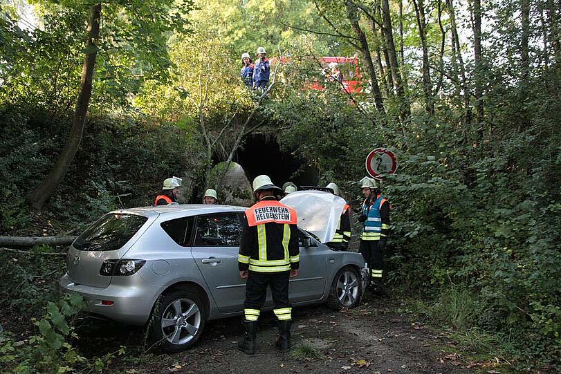 Von Muehldorf in Richtung Muenchen faehrt ein Mazda 3 mit Muenchner Zulassung. Auf Hoehe Haun kommt das Fahrzeug nach links von der fahrbahn ab und faehrt in eine kleine Baumgruppe. Danach stuerzt der PKW ca. 4 Meter die Boeschung hinab und kommt bei einer Unterfuehrung zum Stillstand. Der oder die Fahrerin wurde unbestimmten grades verletzt. Die Feuerwehren aus Heldenstein , Weidenbach und Lauterbach sowie das BRK sind vor Ort. Der Verletzte wurde vom BRK ins KH nach Mühldorf gebracht.