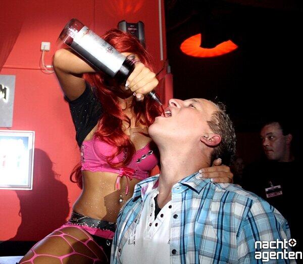 Lap-Dance und sehr viel nackte Haut. Bei der "Party Pornös in der Nachtgalerie ging?s am Mittwoch heiß her! Mehr Bilder unter: www.nachtagenten.de