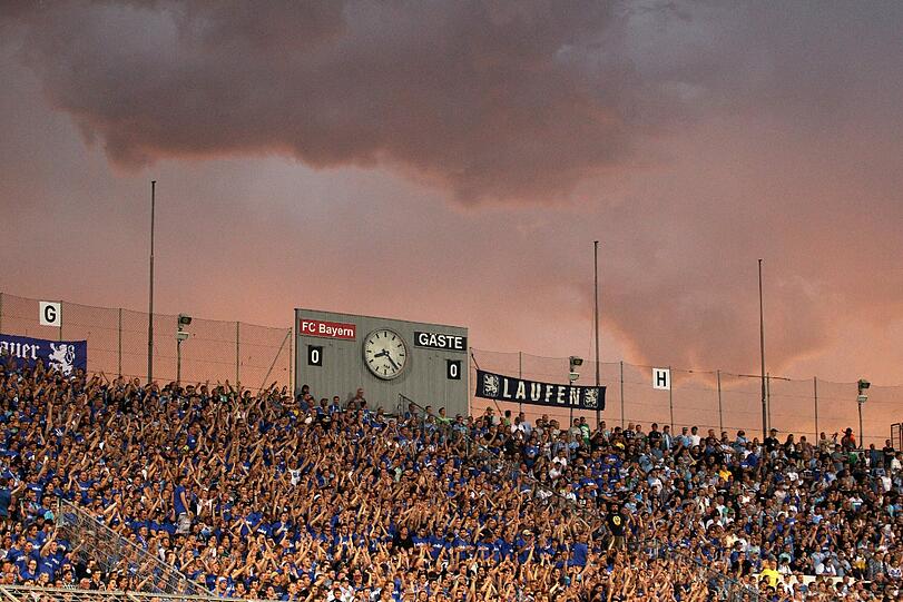Dunkle Wolken über dem Grünwalder: Ein Gewitter hat am Abend über dem Derby 1860 II gegen Bayern II getobt.