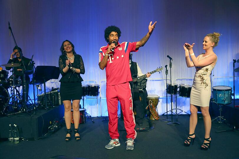 Ein Ständchen zum Geburtstag: Dante griff zu später Stunde zum Mikro und schmetterte ein "Happy Birthday To You" für seine Frau Jocelina raus.