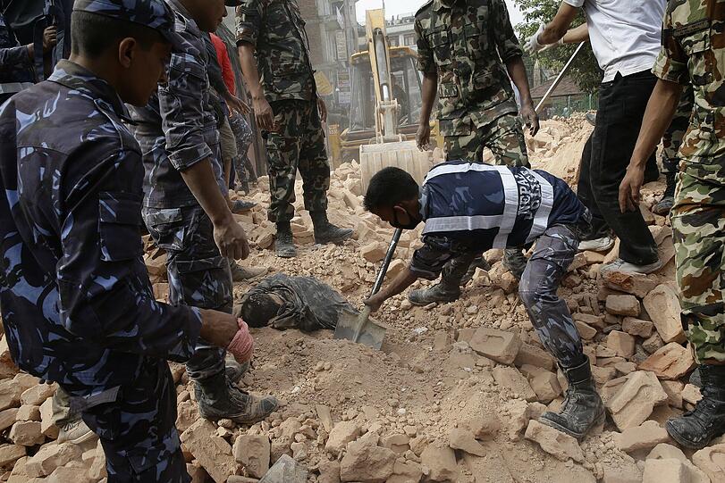 Ausnahmezustand in Kathmandu: Nach dem schwersten Erdbeben seit über 80 Jahren wurde in Nepal der Notstand ausgerufen. Die erschütternden Bilder.