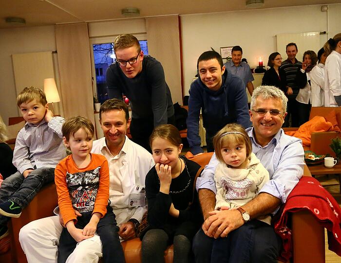Adventstreffen im Ronald McDonald-Haus: Transplantierte Kinder mit ihren Ärzten Christian Hagl und Nikolaus A. Haas (r.). Hinten stehen Michael und Dejan (beide 17), sie leben seit 2013 mit einem Spenderherz.