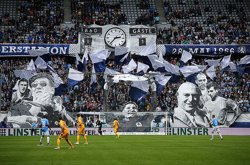 Unvergessen, der Titelgewinn 1966! Die Meisterchoreographie der Löwen-Fans beim Spiel des TSV 1860 gegen Braunschweig.