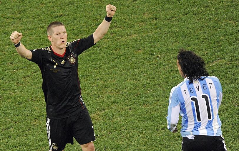 3. Juli 2010: Bastian Schweinsteiger (links) nach dem 4:0 gegen Argentinien im Viertelfinale der WM in Südafrika. Rechts der Argentinier Carlos Tevez.