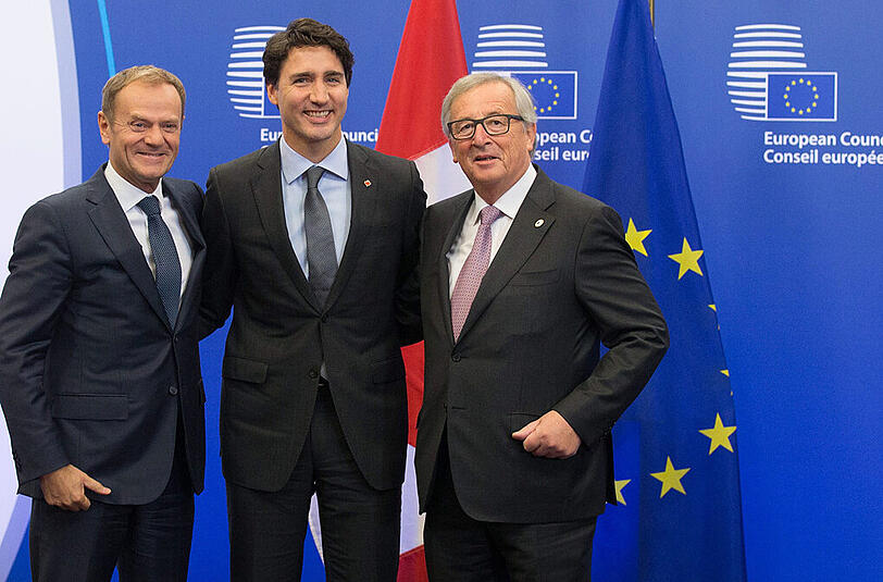 Erleichterung über den Vertragsabschluss zum Handelsabkommen Ceta: Kanadas Premier Justin Trudeau (M.), EU-Kommissionspräsident  Jean-Claude Juncker (r.) und EU-Ratspräsident Donald Tusk.