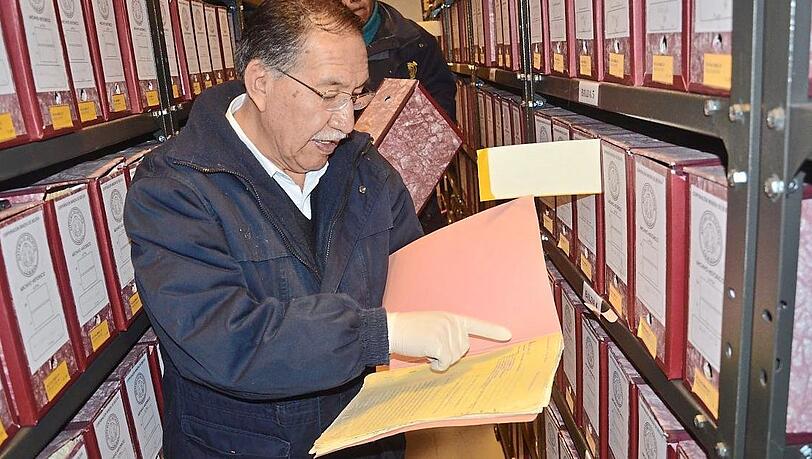Der Direktor des bolivianischen Minenarchivs, Edgar Ramírez, studiert eine Hochschild-Akte. Der Direktor des bolivianischen Minenarchivs, Edgar Ramírez, studiert eine Hochschild-Akte.