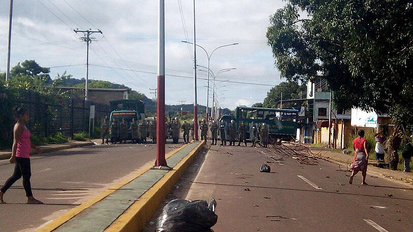 Sicherheitskräfte blockieren die Zufahrt zum Gefängnis in Puerto Ayacucho.