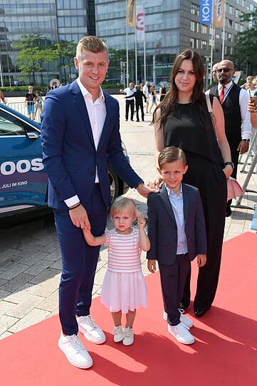 Toni Kroos mit Frau Jessica Kroos mit Leon und Amelie