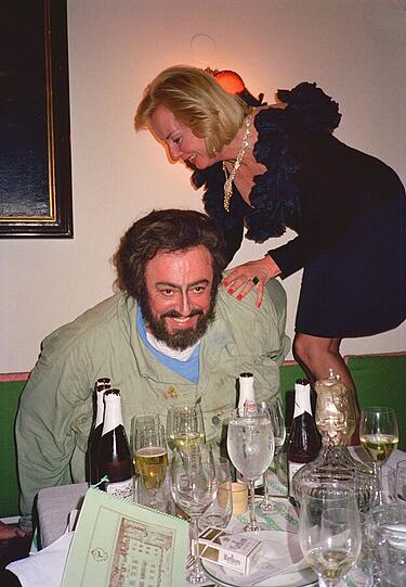 Feuchtfröhlich: Luciano Pavarotti und Eliette von Karajan 1989.