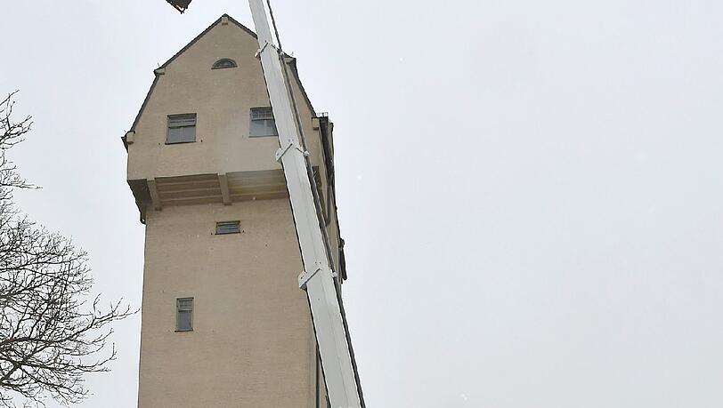 Einsatz in luftiger Höhe: Einsatzkräfte der Berufsfeuerwehr befestigen das gelöste Teil des Bechdaches. Einsatz in luftiger Höhe: Einsatzkräfte der Berufsfeuerwehr befestigen das gelöste Teil des Bechdaches.
