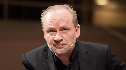 Bestsellerautor Ferdinand von Schirach sitzt bei einer Buchpräsentation. Foto: Jörg Carstensen/dpa/Archivbild