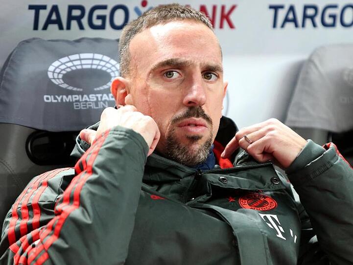 Franck Ribéry vom FC Bayern München sitzt bei einem Fußballspiel auf der Ersatzbank. Foto: Andreas Gora/Archiv
